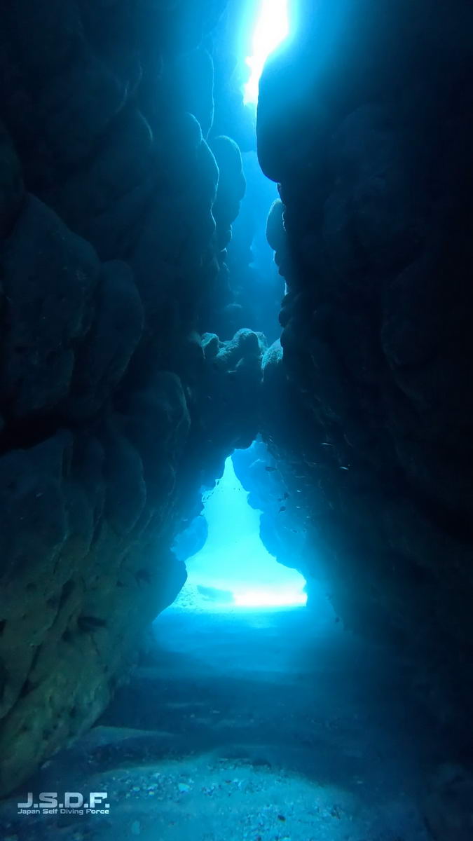 安波の右の三角 - 沖縄ダイビングマップ - Okinawa Diving Map